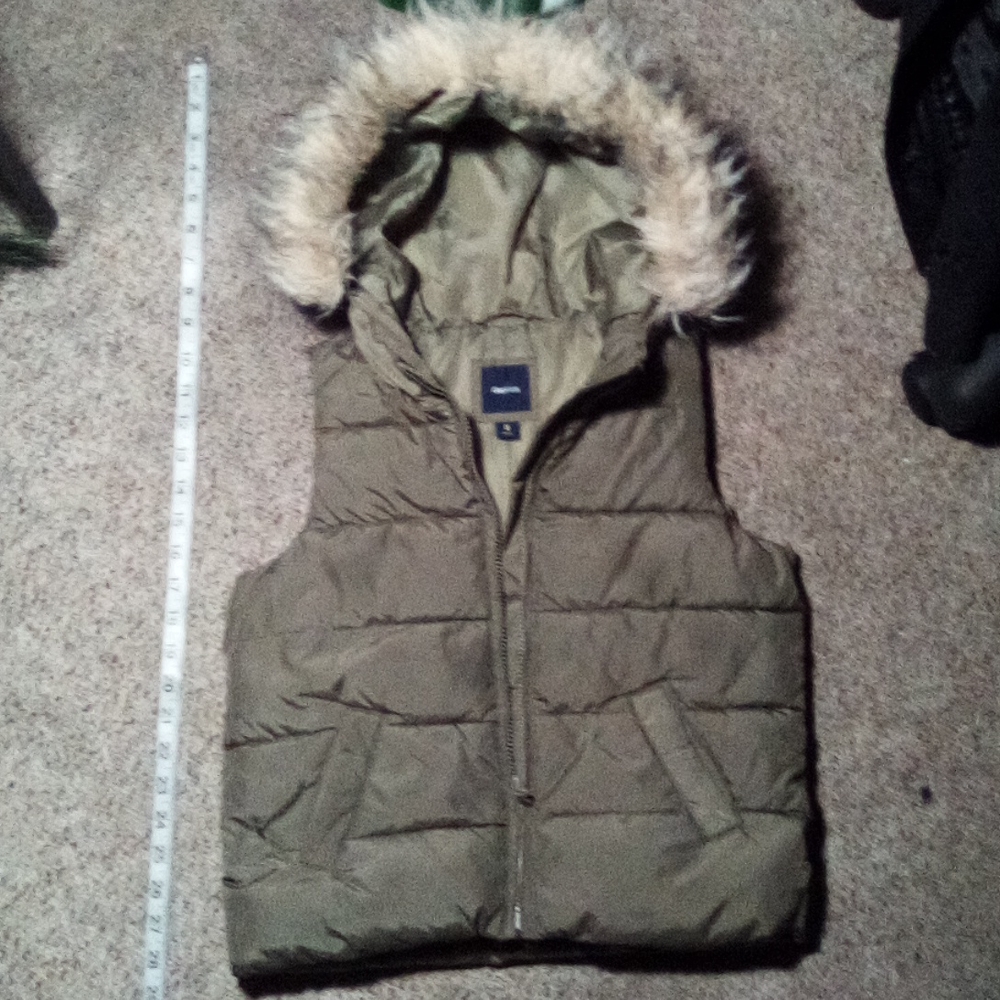 Gapkids Puffer Vest girls size: M (8)
